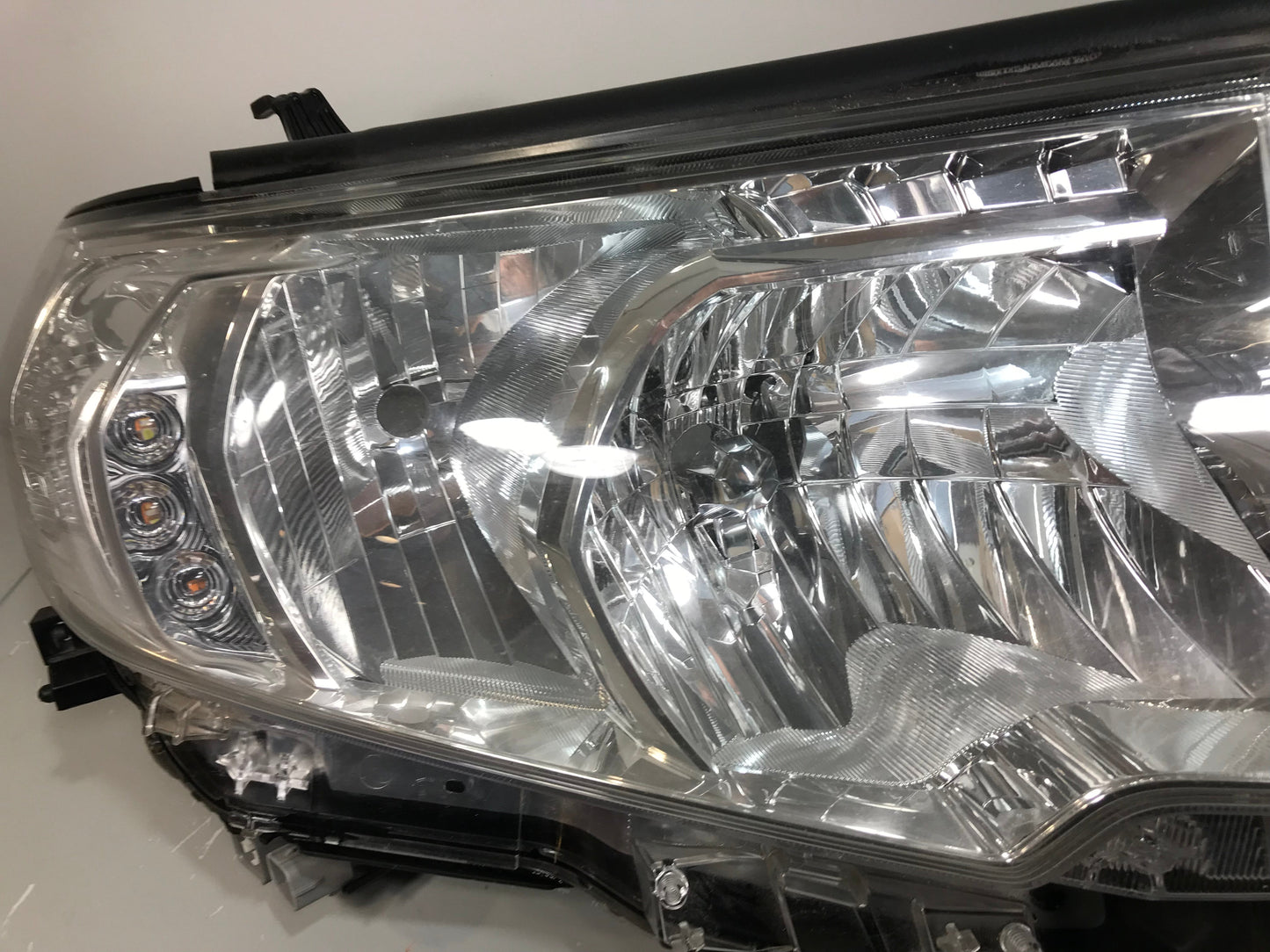 Toyota Land Cruiser 2019 Headlight Right Side Front Used RHD ( with defect ) OEM: 8113060N10