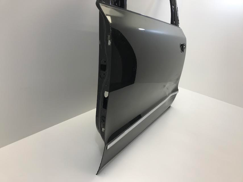 SKODA Superb 2008-2013 Front Left Door OEM: 3T0831613 ( with defect )
