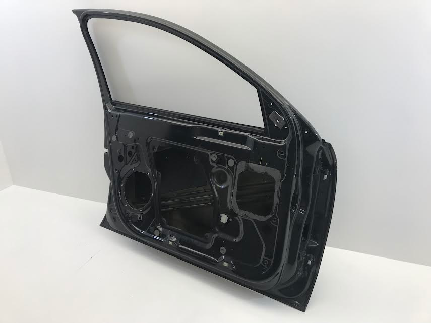 SKODA Superb 2008-2013 Front Left Door OEM: 3T0831613 ( with defect )