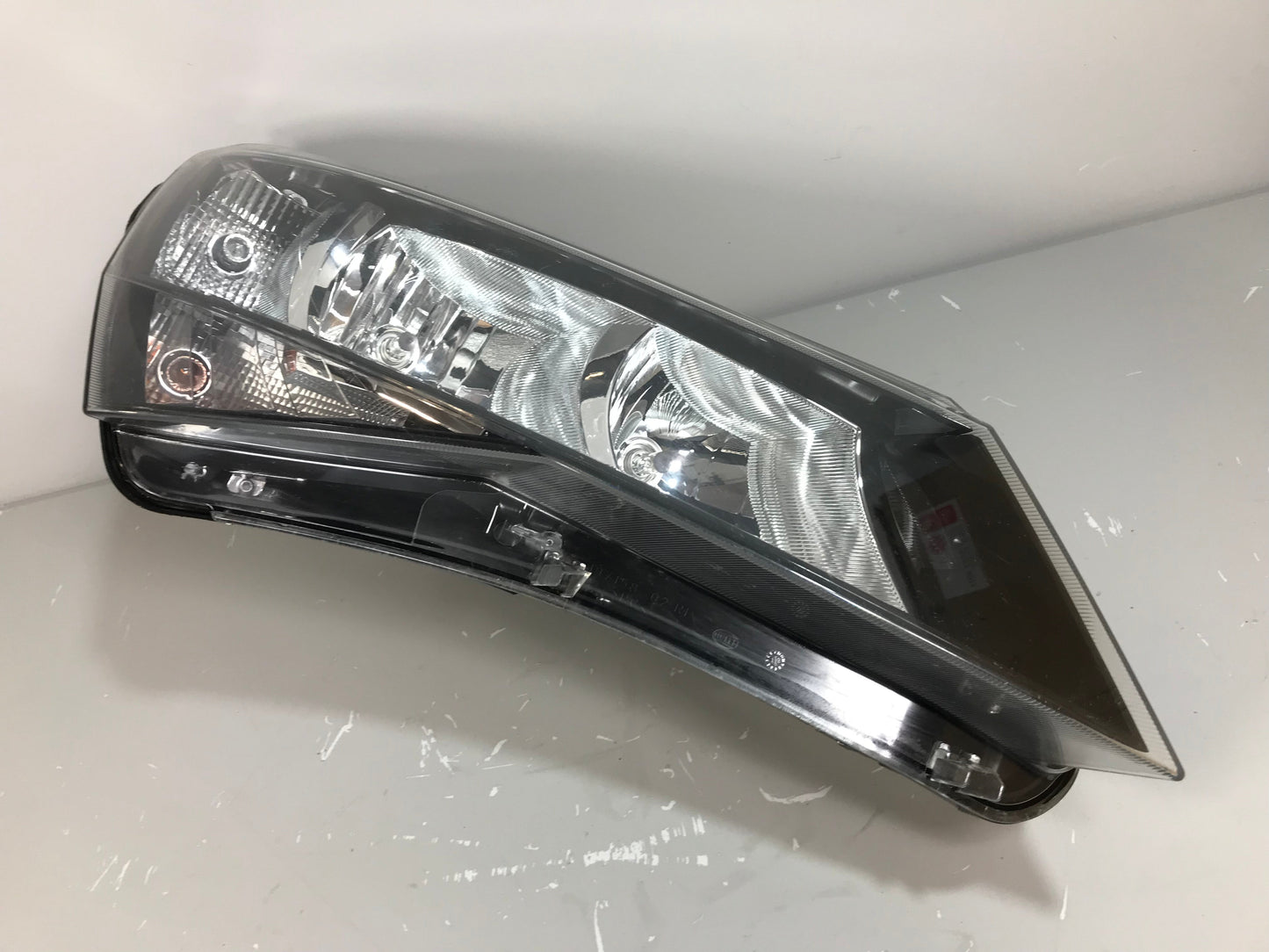 Skoda Superb B8 3V 2015-2019 Headlight Right Side Front Used LHD ( with defect ) OEM: 3V1941016, 1EJ01193902