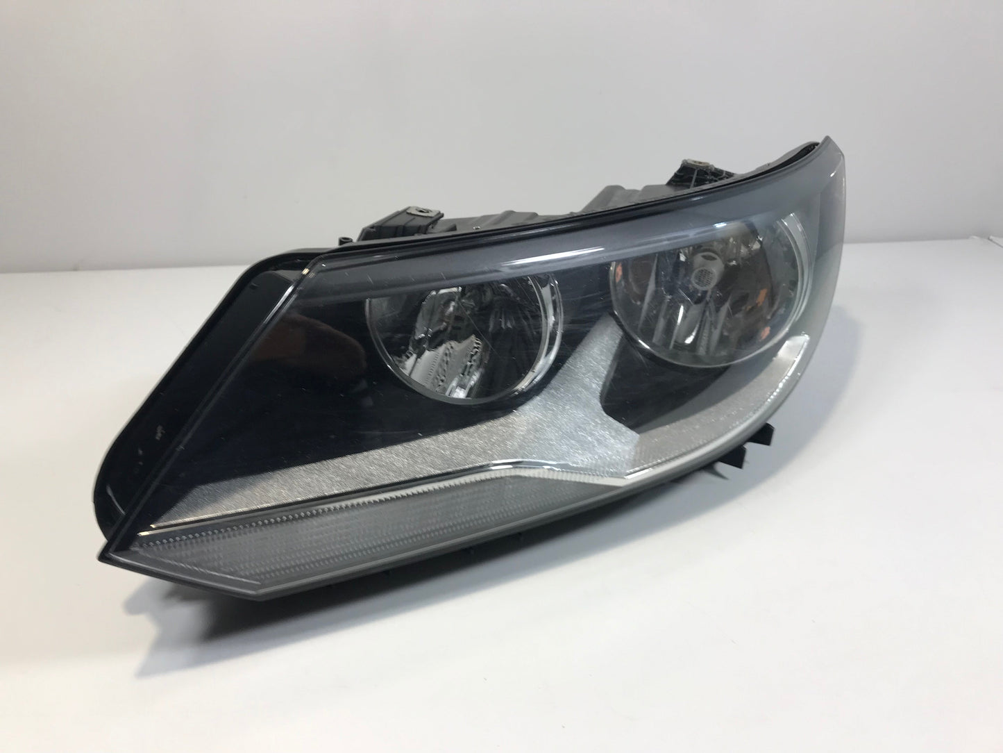 Volkswagen Tiguan 2011-2016 Headlight Left Side Front 5N1941005, 1EL01074901 ( LHD car )