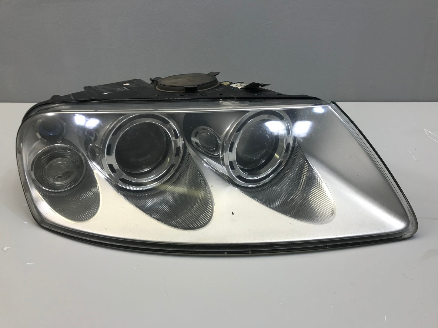 Volkswagen Touareg 2006 Headlight Front Right OEM: 7L6941016BK ( LHD ) ( with defect )