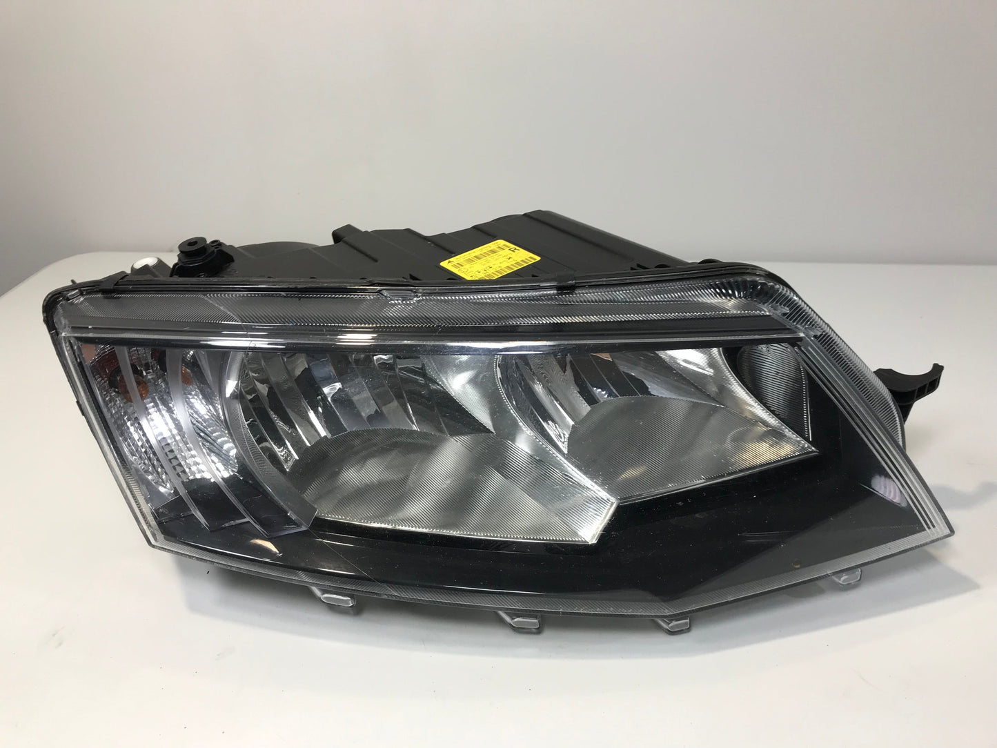 Skoda Octavia 3 III 5E0 2016-2019 Front Headlight Right Side 5E1941018 ( LHD )