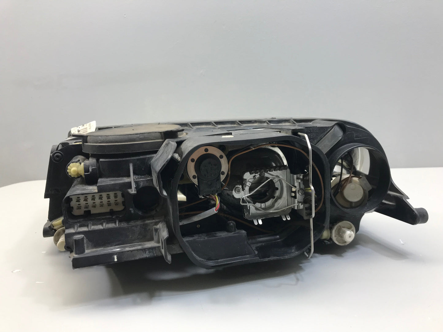 Volkswagen Touareg 2006 Headlight Front Right OEM: 7L6941016BK ( LHD ) ( with defect )