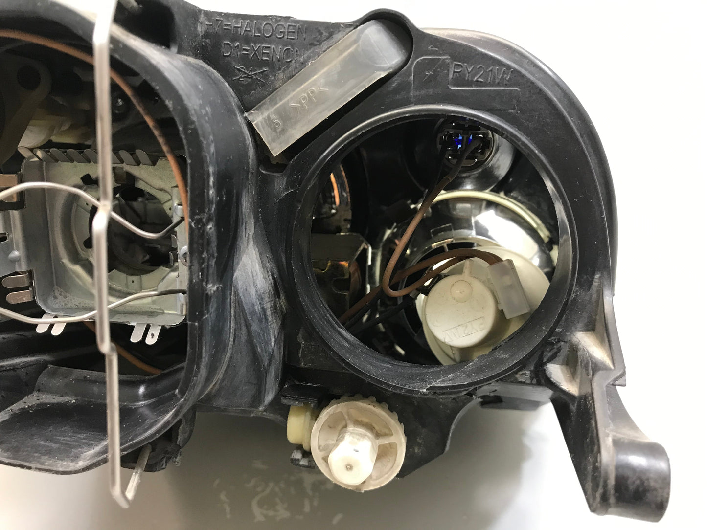 Volkswagen Touareg 2006 Headlight Front Right OEM: 7L6941016BK ( LHD ) ( with defect )