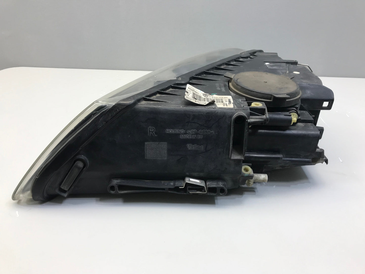 Volkswagen Touareg 2006 Headlight Front Right OEM: 7L6941016BK ( LHD ) ( with defect )